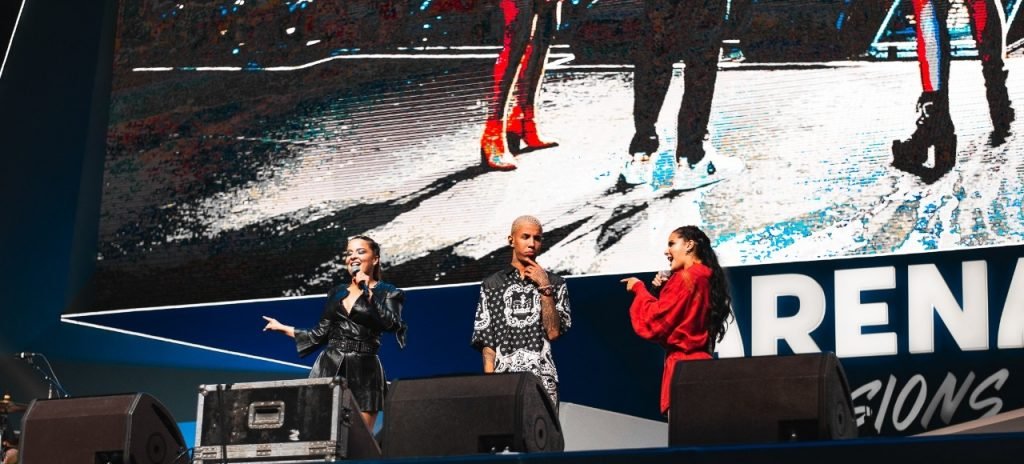 Mc Don Juan faz participação especial em show drive-in de Maiara & Maraisa, em São Paulo