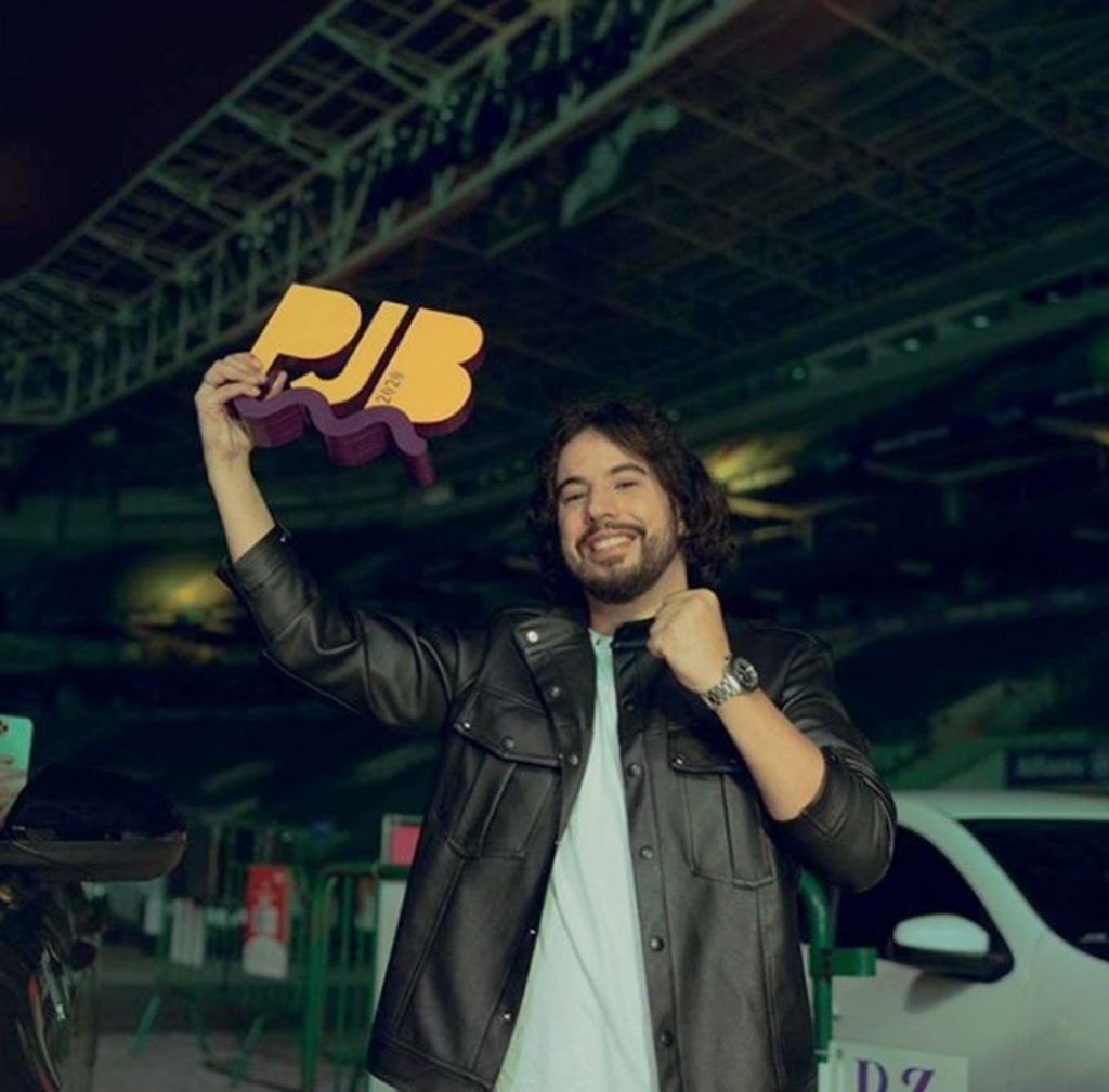 Prêmio Jovem Brasileiro Raffa Torres leva o troféu como Aposta PJB_Easy-Resize.com