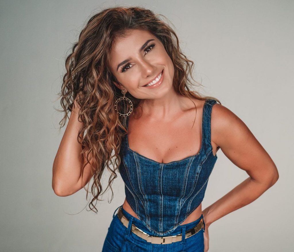 paula fernandes 2021_-1090-Edit-Edit-Edit_Easy-Resize.com