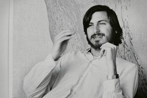 Foto em preto e branco de mulher com a mão no rosto

Descrição gerada automaticamente