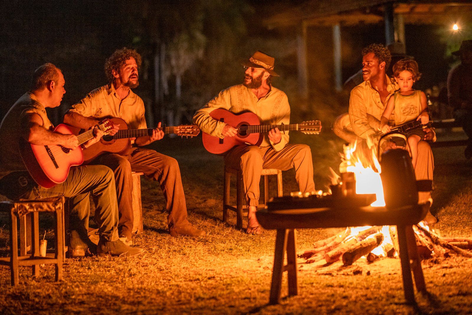 Quim ( Chico Teixeira ), Eugênio ( Almir Sater ) e Tião ( Fábio Neppo ), com Tadeu ( Lucas Oliveira dos Santos ) *** Local Caption *** Cap 6 - Cena 27 - EUGÊNIO ( ALMIR SATER ), Quim ( Chico Teixeira ) e Tião ( Fabio Nepo )