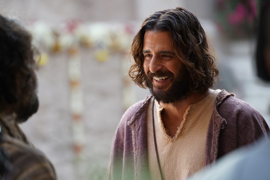 Jonathan Roumie, Jesus em The Chosen, convida Brasil aos cinemas