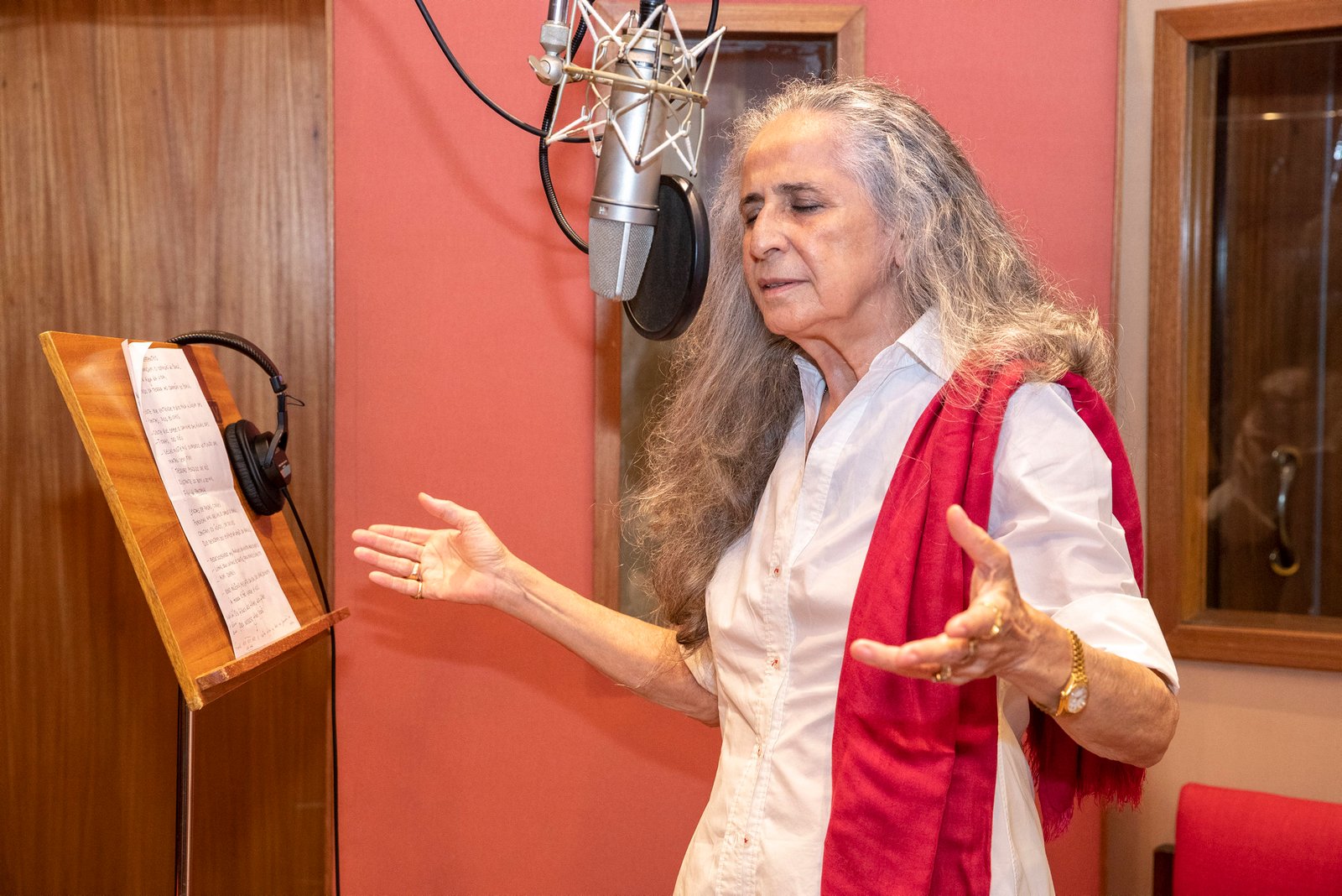 Maria Bethânia regrava "Pantanal" para a trilha de abertura da novela.