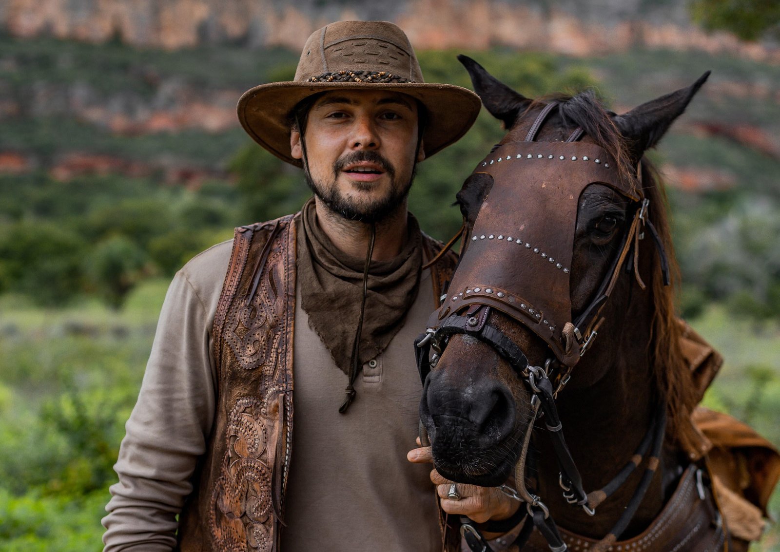 Zé Paulino (Sergio Guizé)