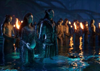 (L-R): Ronal, Tonowari, and the Metkayina clan in 20th Century Studios' AVATAR: THE WAY OF WATER. Photo courtesy of 20th Century Studios. © 2022 20th Century Studios. All Rights Reserved.