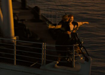 (L-R): Leonardo DiCaprio as Jack and Kate Winslet as Rose in Titanic.