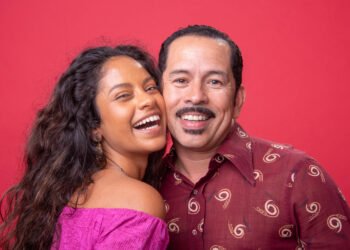 Francis (Edmilson Filho) e Rosalinda (Larissa Goes)