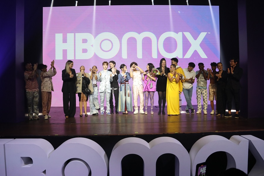 Gabriel Coppola marca presença no evento de lançamento da série Além do  Guarda-Roupa, da HBO Max