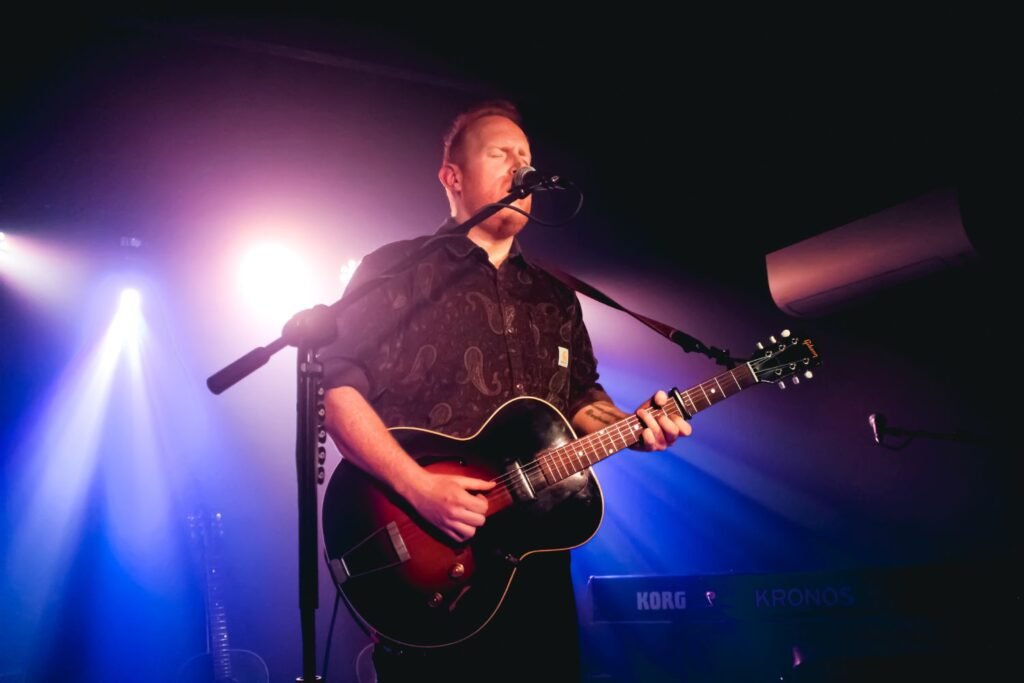 No calor da noite paulistana, o cantor irlandês Gavin James proporcionou um show íntimo e acolhedor, conquistando a plateia desde o primeiro acorde de seu violão.