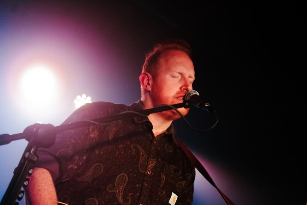 No calor da noite paulistana, o cantor irlandês Gavin James proporcionou um show íntimo e acolhedor, conquistando a plateia desde o primeiro acorde de seu violão.