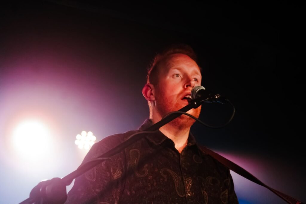 No calor da noite paulistana, o cantor irlandês Gavin James proporcionou um show íntimo e acolhedor, conquistando a plateia desde o primeiro acorde de seu violão.