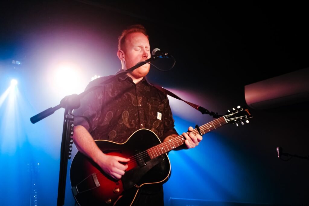 No calor da noite paulistana, o cantor irlandês Gavin James proporcionou um show íntimo e acolhedor, conquistando a plateia desde o primeiro acorde de seu violão.