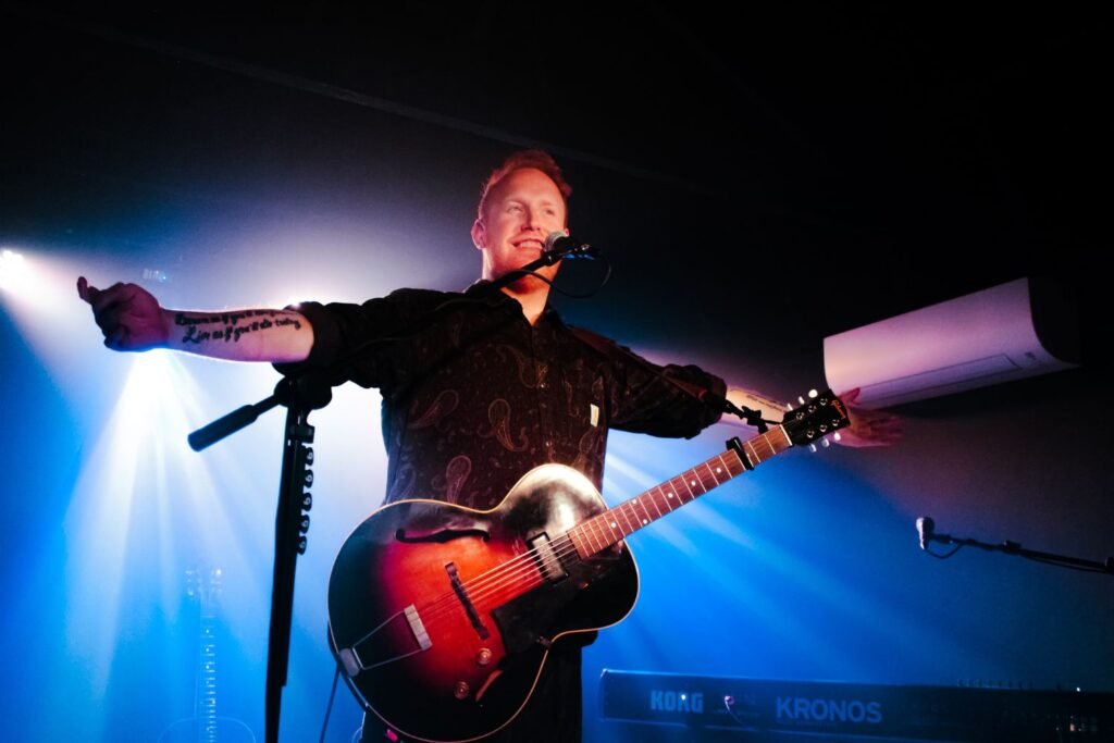 No calor da noite paulistana, o cantor irlandês Gavin James proporcionou um show íntimo e acolhedor, conquistando a plateia desde o primeiro acorde de seu violão.