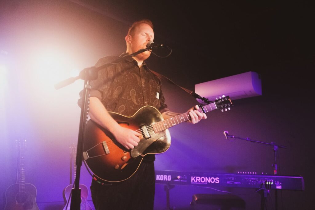 No calor da noite paulistana, o cantor irlandês Gavin James proporcionou um show íntimo e acolhedor, conquistando a plateia desde o primeiro acorde de seu violão.