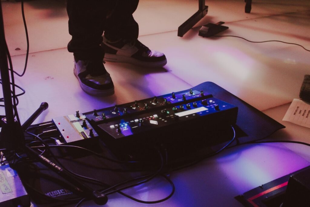 No calor da noite paulistana, o cantor irlandês Gavin James proporcionou um show íntimo e acolhedor, conquistando a plateia desde o primeiro acorde de seu violão.