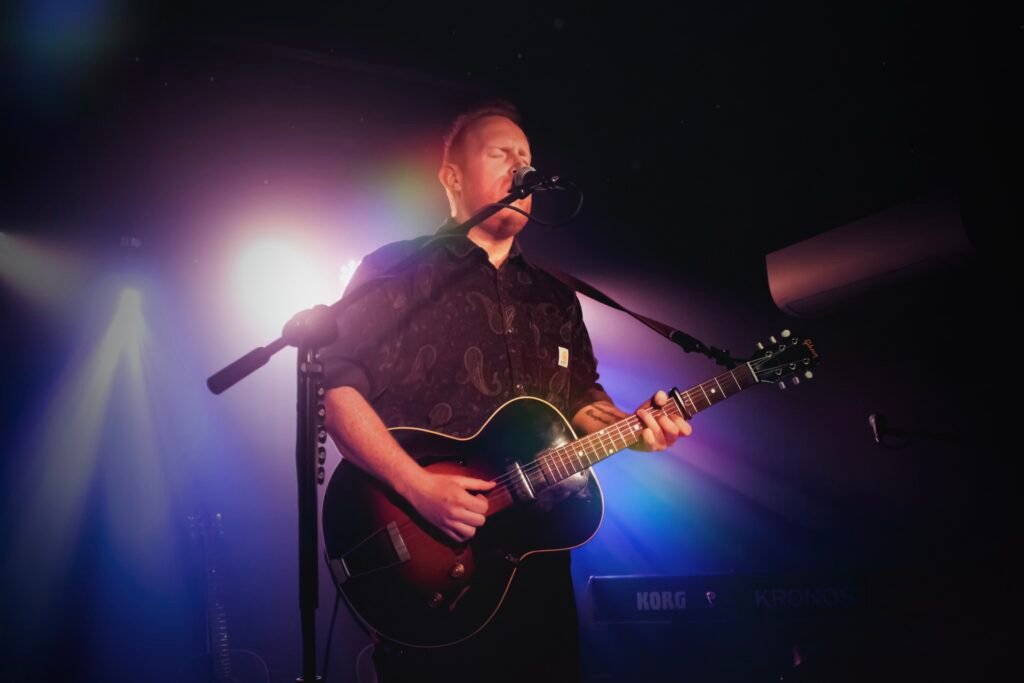 Gavin James encanta o público em série de shows intimistas em São Paulo