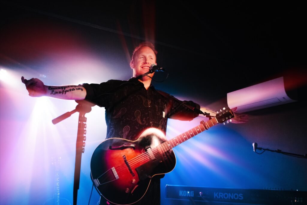Gavin James encanta o público em série de shows intimistas em São Paulo