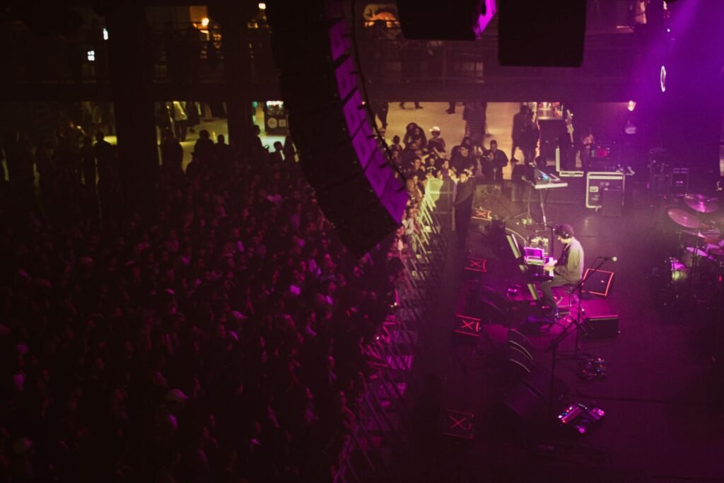 King Krule faz espetaculo imersivo em São Paulo