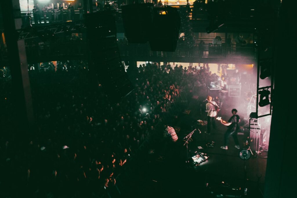 King Krule faz espetaculo imersivo em São Paulo