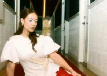 Após vencer o Grammy, a cantora Laufey lança o single "Goddess"