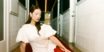 Após vencer o Grammy, a cantora Laufey lança o single "Goddess"