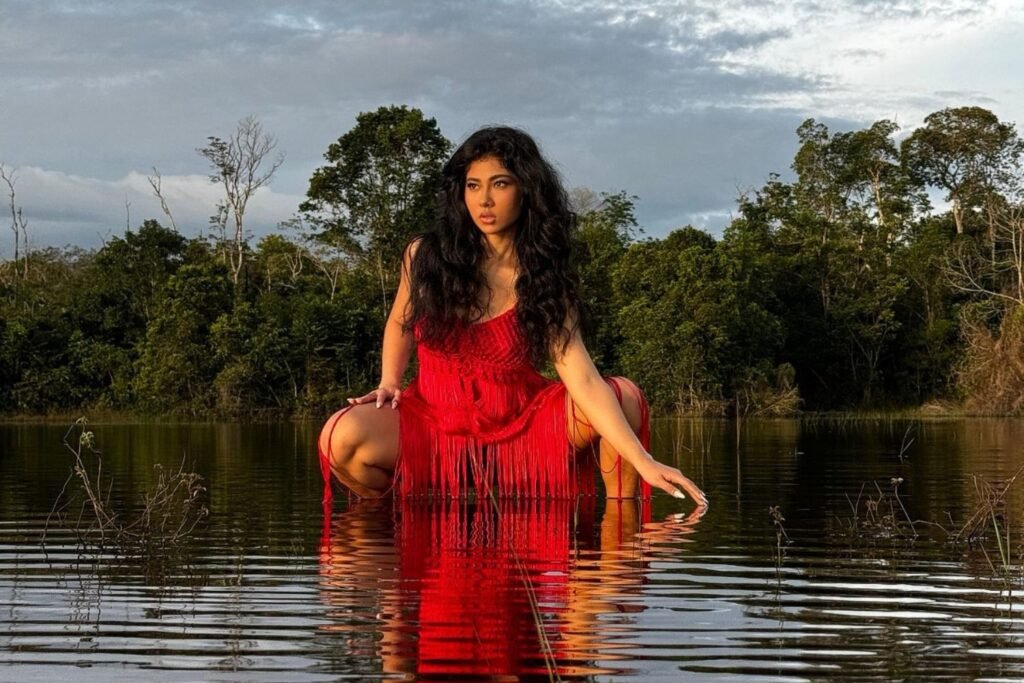 Na imagem: Zaynara no clipe de “Sou do Norte, com crédito: Guilherme Takshy.