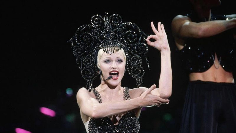 Especial Madonna: " The Girlie Show Tour " a turnê mais ousada da diva pop