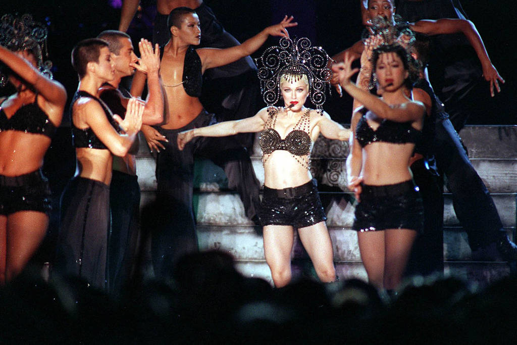Especial Madonna: " The Girlie Show Tour " a turnê mais ousada da diva pop
