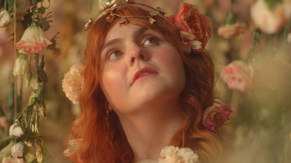 Julia Benford mostra imaginação no single folk “Nada Me Parar”