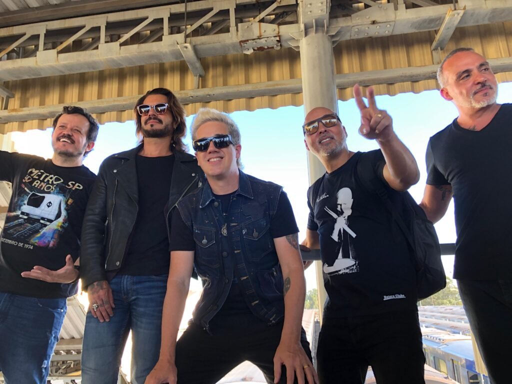 Jota Quest faz ação especial no metrô de São Paulo