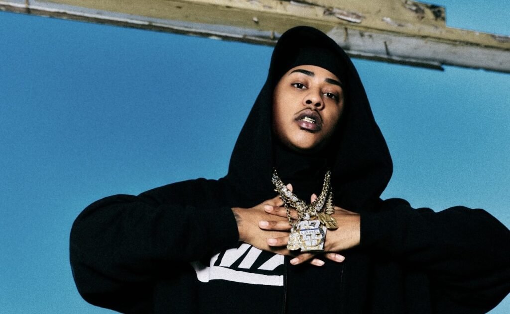 Tz da Coronel retrata a comunidade e fala sobre sonhos no clipe de “Amanheceu”