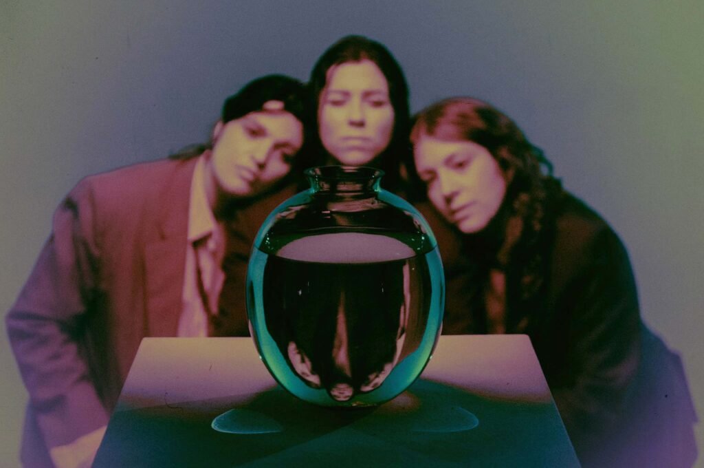 Banda Baru Baru lança novo single, "Distopia"