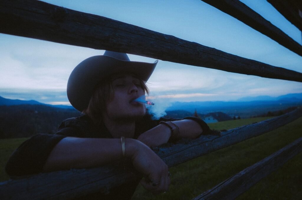 Produzida por Bruno Martini, "Killing Me" é a nova faixa do artista multilingue Jonatan Haller