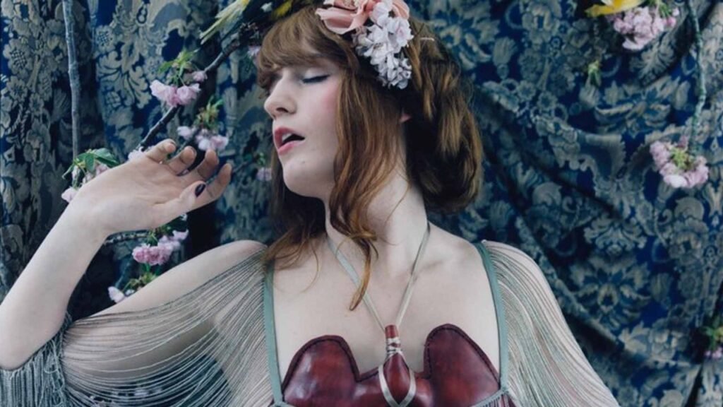 "Lungs", primeiro álbum de Florence + The Machine completa 15 anos