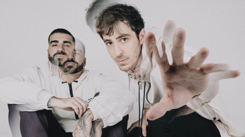 Duo OutroEu faz show gratuito no shopping Vila Olímpia