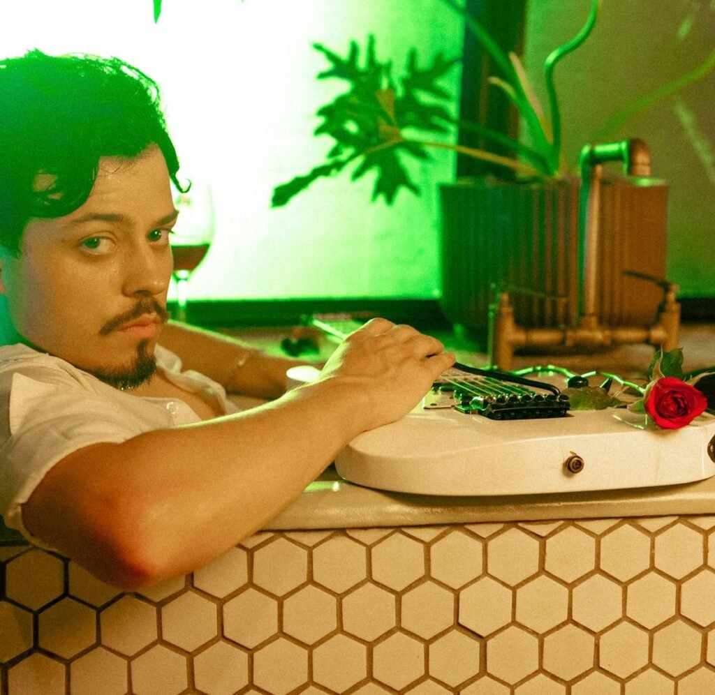 Cantor que homenageou Juliette, O Juh, lança clipe de “4:20”