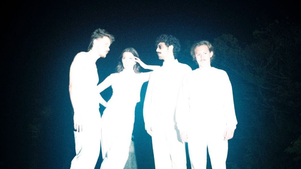 Primeiro álbum de estúdio da Pluma chega maduro e equilibrado