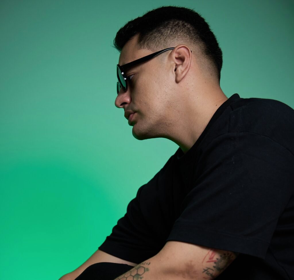 DJ colombiano Fabi Hernandez comemora o sucesso da faixa "Rosa" e planeja vir ao Brasil