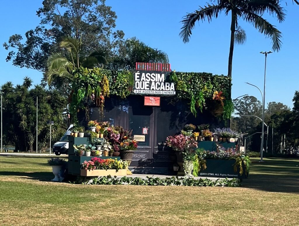 "É Assim Que Acaba" ganha floricultura temática no Parque Ibirapuera