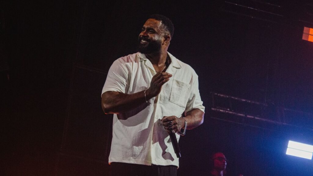 Plateia se rende à magia de "Fetiche" em show memorável de Baco Exu do Blues