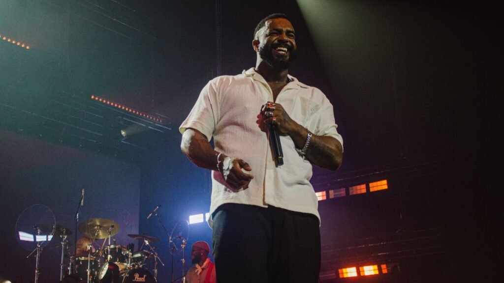 Plateia se rende à magia de "Fetiche" em show memorável de Baco Exu do Blues