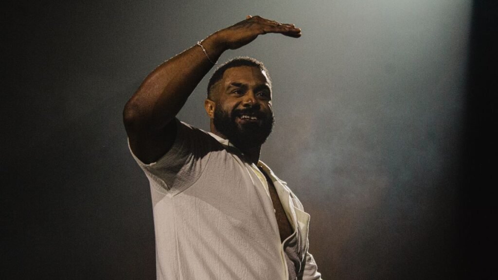 Plateia se rende à magia de "Fetiche" em show memorável de Baco Exu do Blues