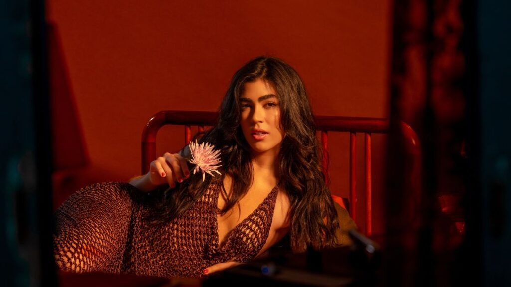 Com o melhor do pop e R&B, Ananda Paixão lança "Playlist Tropical"