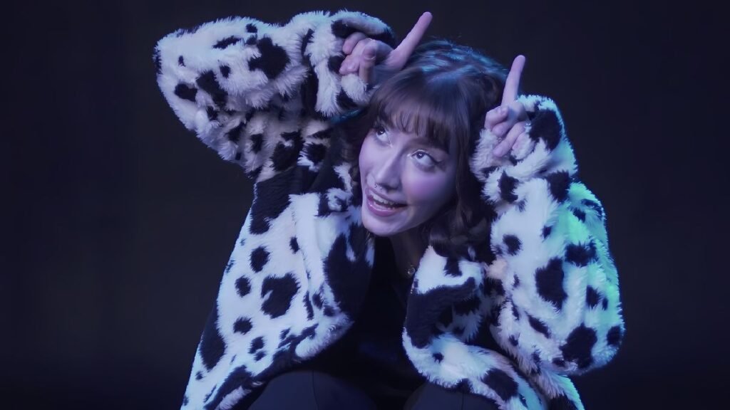 Sucesso nas redes sociais, Anny Koch compartilha o single "Gado Favorito" 