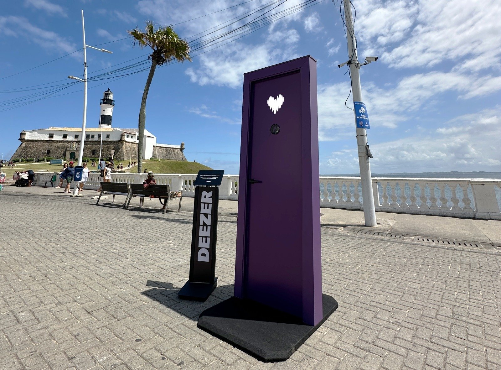 O que será? Salvador amanhece com portas roxas espalhadas pela cidade