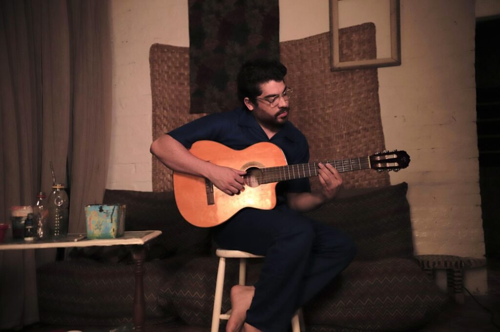 Novo single de Estevão Félix, "Coração Fraquin", traz samba rock e pop leve com a alma brasileira