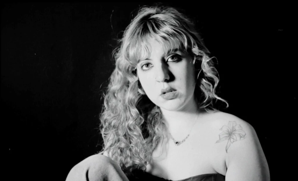 Tuany traz delicadeza a tema denso no clipe de “Longe Daqui”