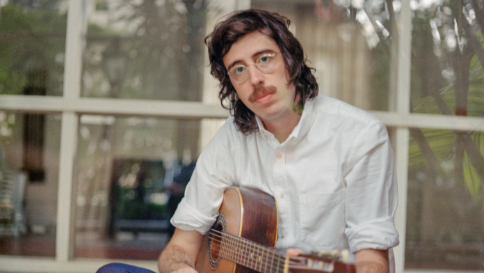 Tim Bernardes apresenta show de "Mil Coisas Invisíveis" no Espaço Unimed