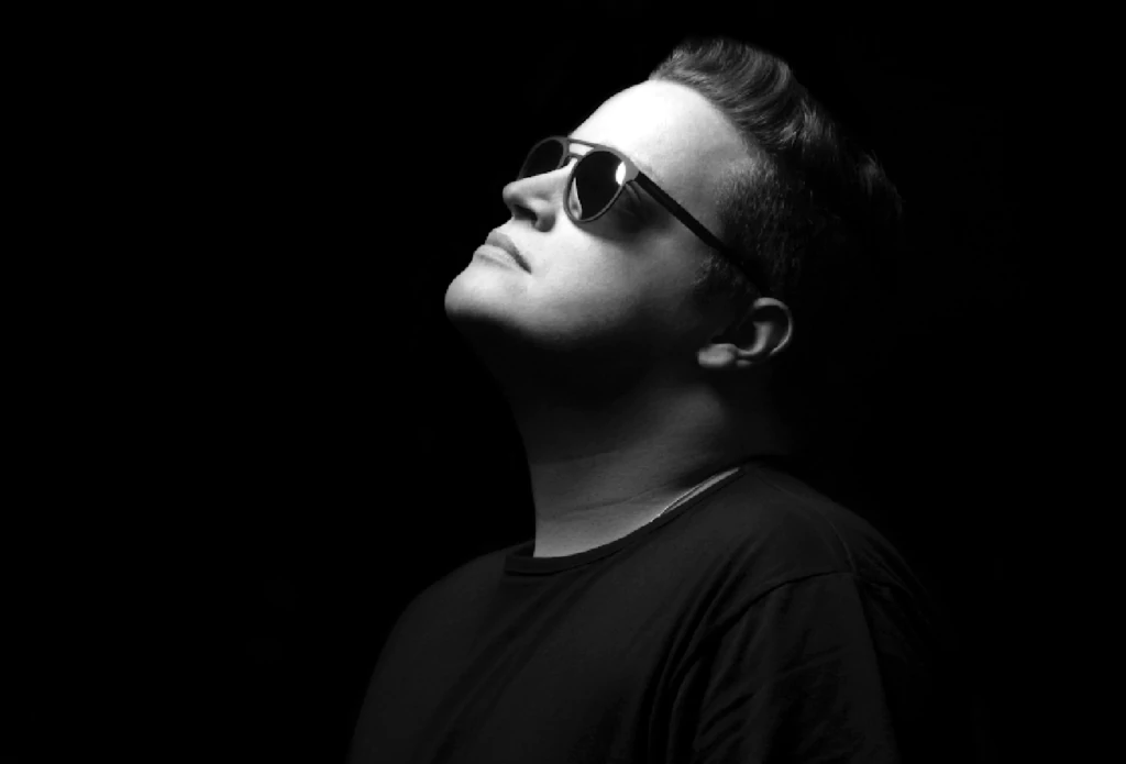 Molk lança "In My Veins", seu novo single pela Beeside Records