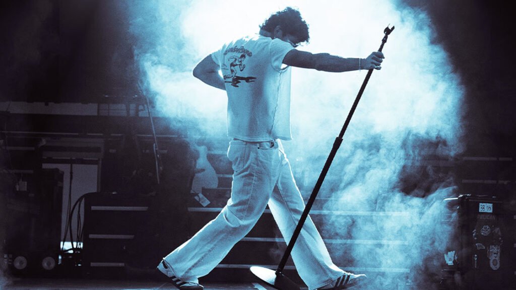 Crítica: Benson Boone, “Fireworks e Rollerblades”